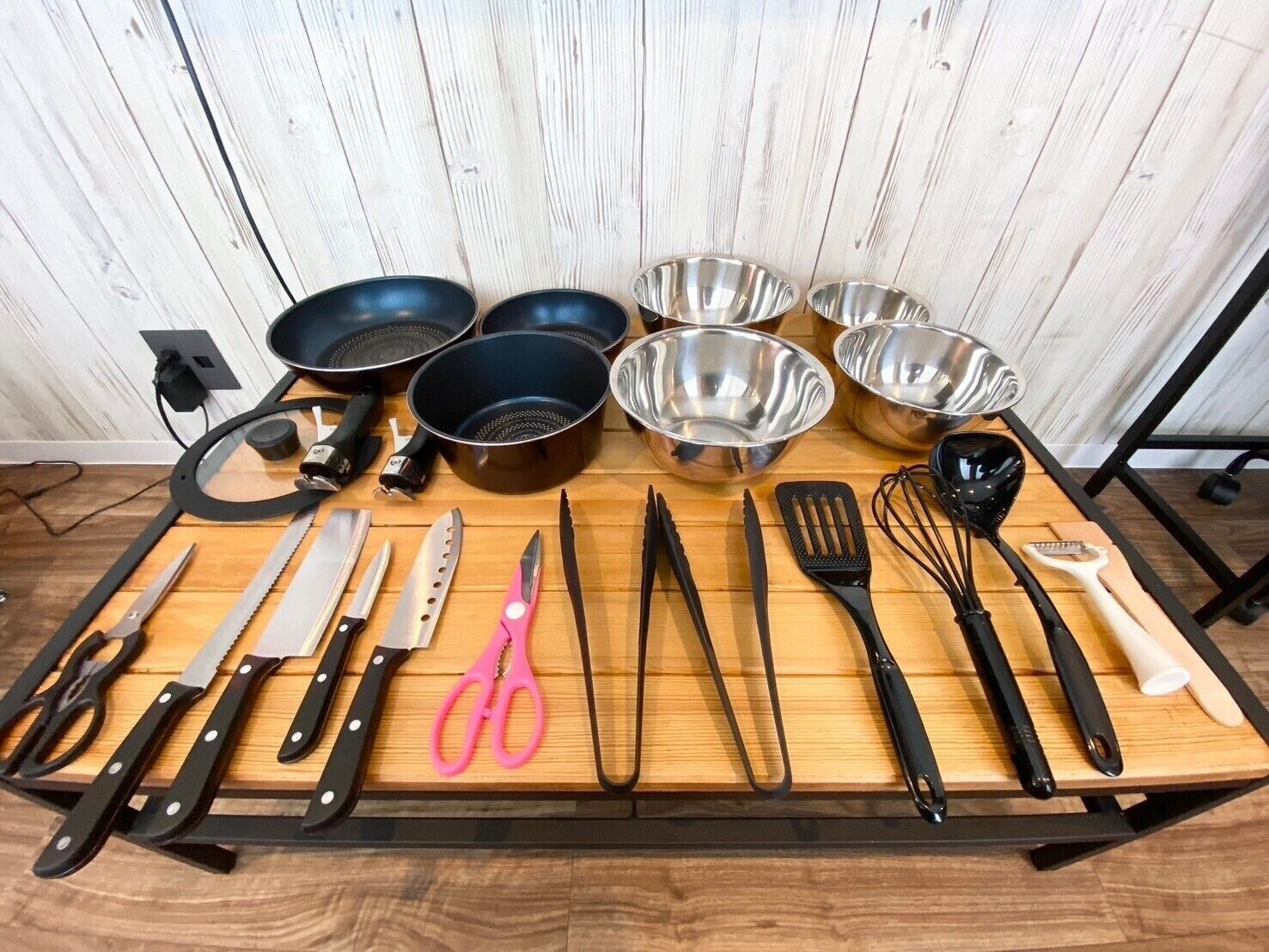 Una encimera de cocina con diversos utensilios y utensilios de cocina.