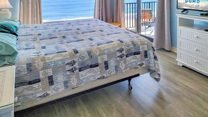 Ein Schlafzimmer mit einem großen Bett, einem Fernseher und Meerblick.
