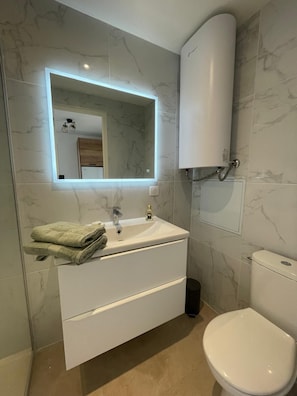 Secadora de cabello, jabón, papel de baño 