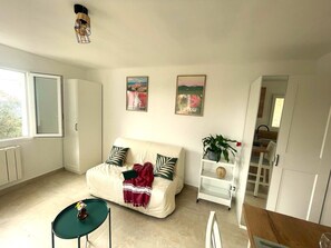 TV - Lovely bright studio with sea view and private terrace at the foot of the olive trees (Grasse)