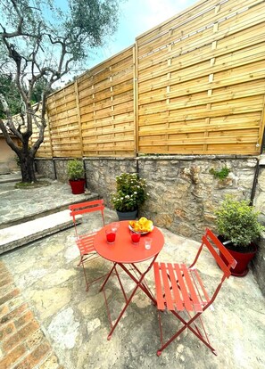 Outdoor dining - Lovely bright studio with sea view and private terrace at the foot of the olive trees (Grasse)