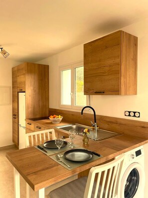 Fridge, microwave, oven, stovetop - Lovely bright studio with sea view and private terrace at the foot of the olive trees (Grasse)