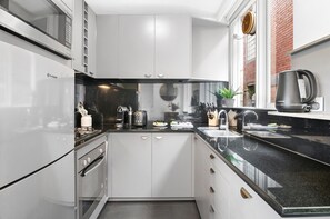 Apartment | Private kitchen - St Kilda Retreat Near Beach & Cafes (Melbourne)