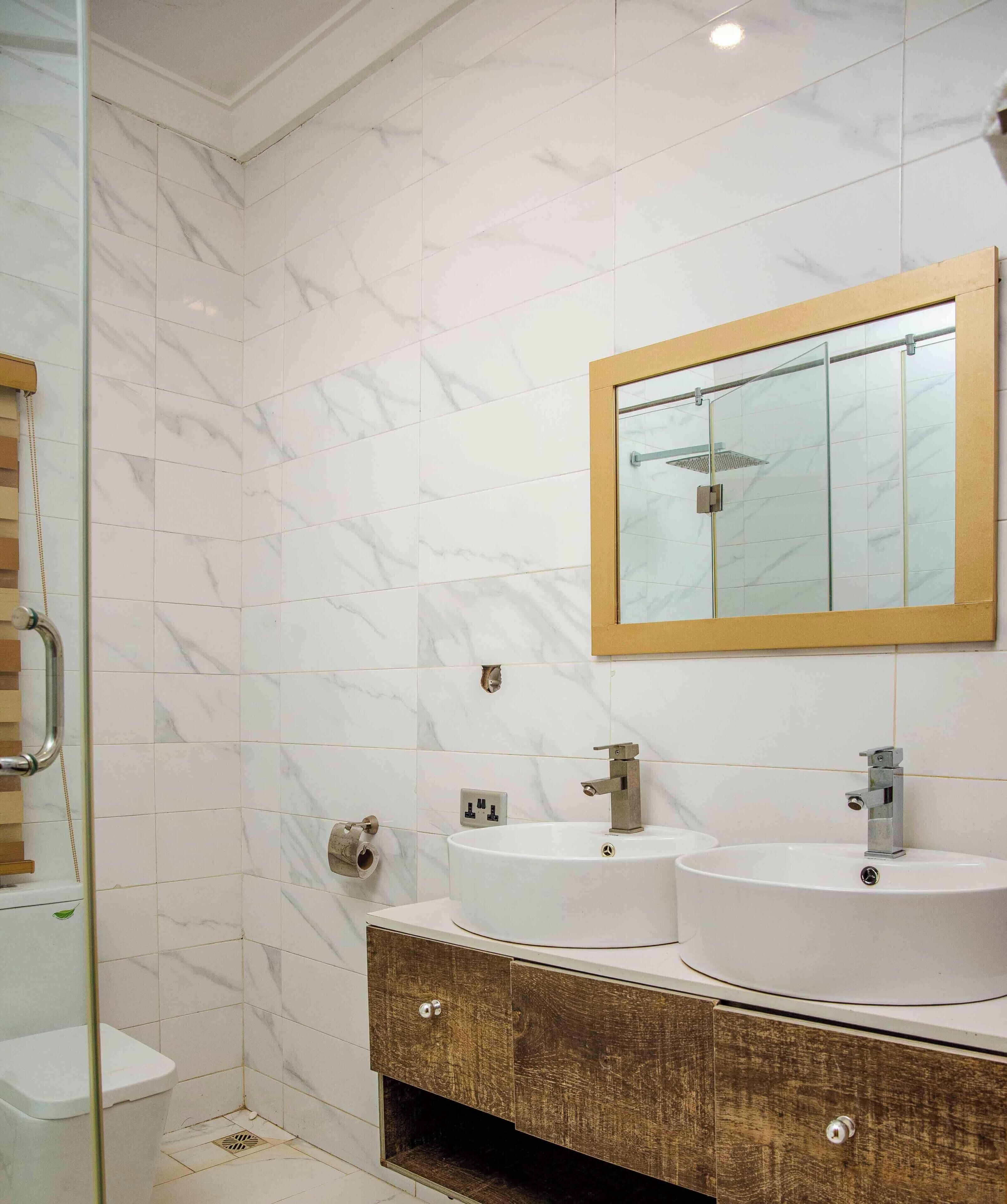Regadera, bidet, toallas, papel de baño 