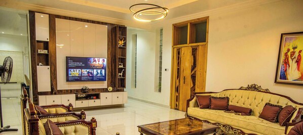 Interior - Lovely 4-bedroom apartment with 24/7 power/Housekeeping in serene Enugu Estate (Enugu)