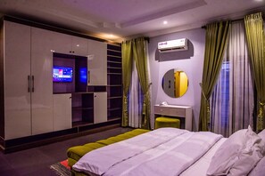 Iron/ironing board, WiFi, bed sheets - Lovely 4-bedroom apartment with 24/7 power/Housekeeping in serene Enugu Estate (Enugu)