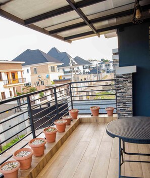 Terrace/patio - Lovely 4-bedroom apartment with 24/7 power/Housekeeping in serene Enugu Estate (Enugu)