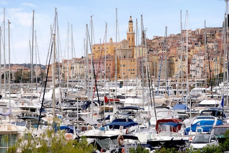 Marina. Holiday Home 'Appart - Piscine Et Vue Sur Le Port' with Sea View, Shared Pool and Wi-Fi