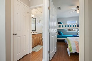 Free WiFi - 2nd Row - Easy Beach access, fenced yard, 3 bedroom, steps to the beach! (Crystal Beach)