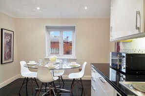 Deluxe Apartment | Private kitchen - Hertford Flat 14 (London)