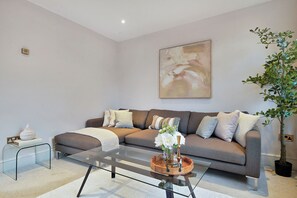 Deluxe Apartment | Living area - Hertford Flat 14 (London)