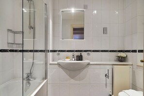 Deluxe appartement | Badkamer | Zeep, shampoo, toiletpapier
