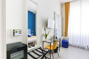 Double Room, 1 Double Bed, Non Smoking, Pets Not Allowed | In-room safe, desk, laptop workspace, blackout drapes - V10 Guest House - Vanvitelli 10 (Naples)