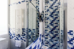 Habitación doble, 1 cama matrimonial, para no fumadores, no se aceptan mascotas | Baño | Regadera, secadora de cabello, bidet, jabón 