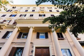 Exterior detail - V10 Guest House - Vanvitelli 10 (Naples)