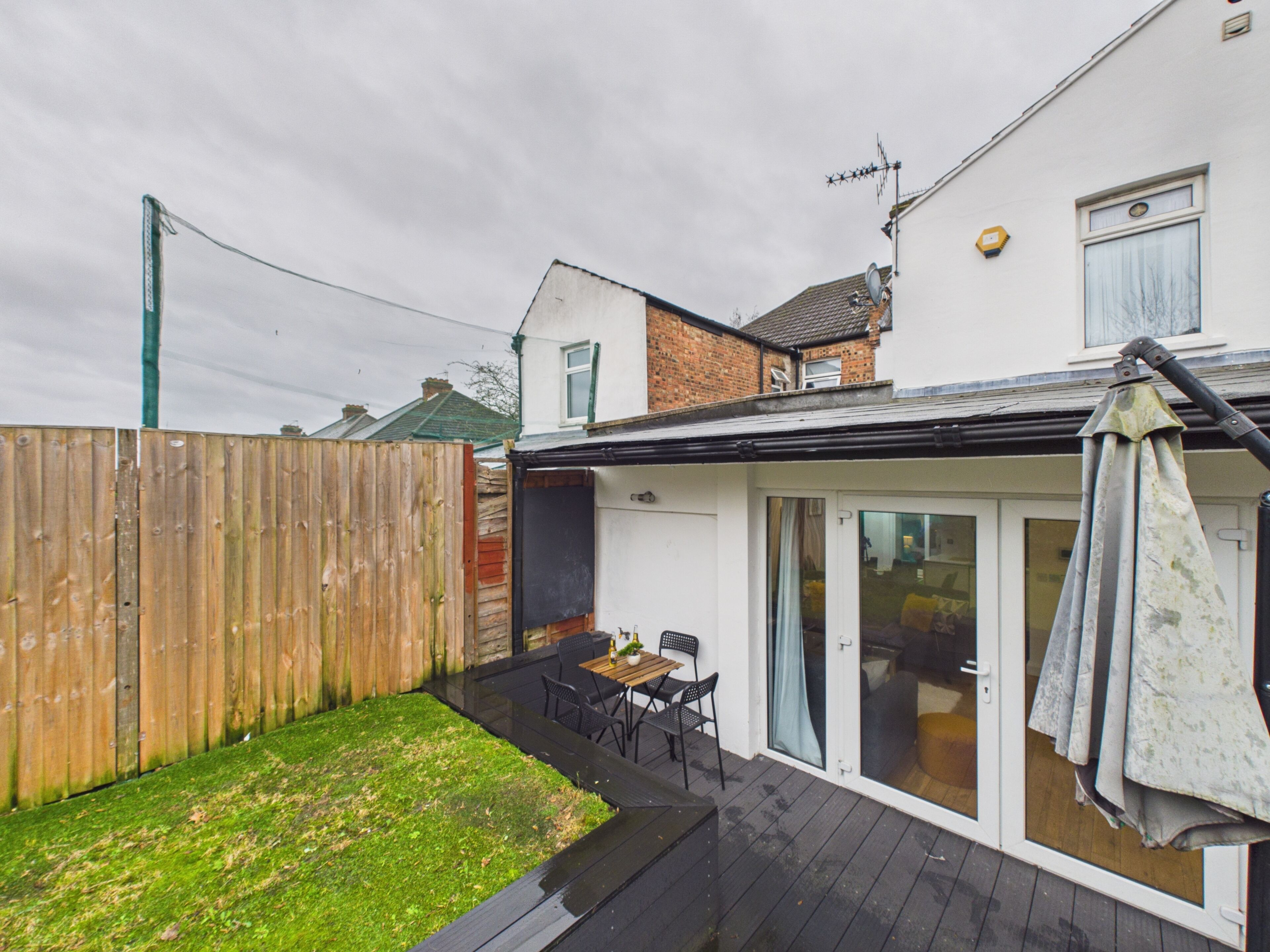 คอมฟอร์ทอพาร์ทเมนท์, ลานระเบียง, ติดสวน | รับประทานอาหารกลางแจ้ง