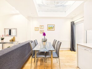 คอมฟอร์ทอพาร์ทเมนท์, ลานระเบียง, ติดสวน | ร้านอาหาร