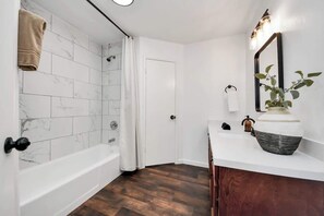 Shower, hair dryer, shampoo - Modern & Spacious Home | Stylish Design | Parking (Pasadena)
