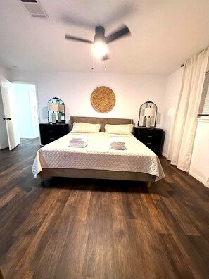 Room - Modern Designer Home / Spacious + Comfortable Stay (Pasadena)