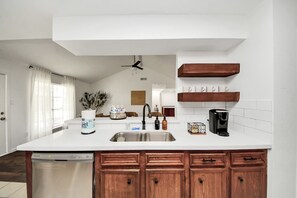 Fridge, microwave, oven, stovetop - Modern & Spacious Home | Stylish Design | Parking (Pasadena)
