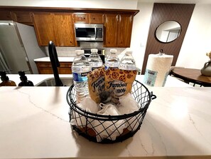 Private kitchen - Modern Designer Home / Spacious + Comfortable Stay (Pasadena)