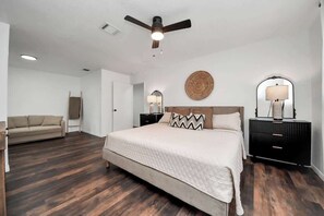 Iron/ironing board, free WiFi, bed sheets - Modern & Spacious Home | Stylish Design | Parking (Pasadena)