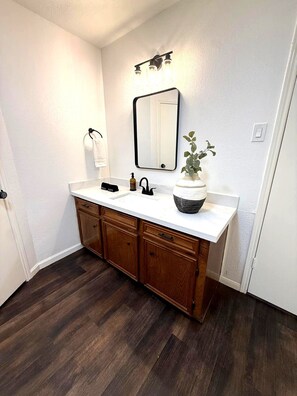Bathroom - Modern Designer Home / Spacious + Comfortable Stay (Pasadena)