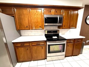 Private kitchen - Modern Designer Home / Spacious + Comfortable Stay (Pasadena)