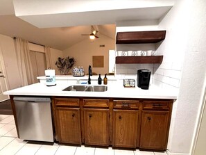 Private kitchen - Modern Designer Home / Spacious + Comfortable Stay (Pasadena)