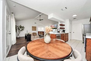 Interior - Modern & Spacious Home | Stylish Design | Parking (Pasadena)