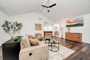Smart TV, offices - Modern & Spacious Home | Stylish Design | Parking (Pasadena)