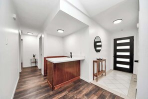 Interior - Modern & Spacious Home | Stylish Design | Parking (Pasadena)