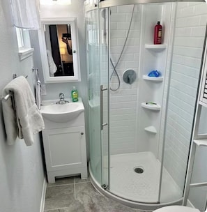 Douche, séchoir à cheveux, serviettes fournies, savon
