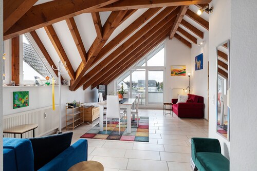 Ferienwohnung Farbenglück - helle große Wohnung, mit Balkon, gute Anbindungen, großes Badezimmer