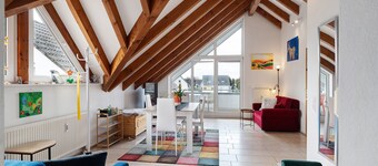 Farbenglück Apartment – Bright, Spacious Flat with Balcony, Great Connections, Large Bathroom