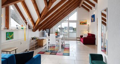 Ferienwohnung Farbenglück - helle große Wohnung, mit Balkon, gute Anbindungen, großes Badezimmer