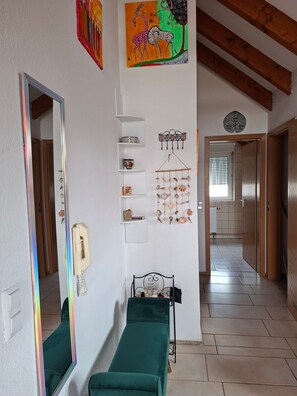 Interior - Farbenglück Apartment – Bright, Spacious Flat with Balcony, Great Connections, Large Bathroom (Rastatt)