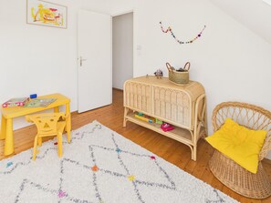 Children’s area - 800 m from beach, 2 adults & 2 kids, garden (Fouesnant)