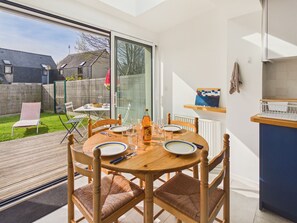 Dining - 800 m from beach, 2 adults & 2 kids, garden (Fouesnant)