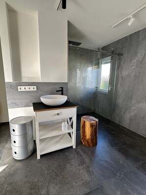 Bathroom - Studio G11 – Exclusive Apartment with Private Spa, Balcony, and Parking (Uhldingen-Mühlhofen)