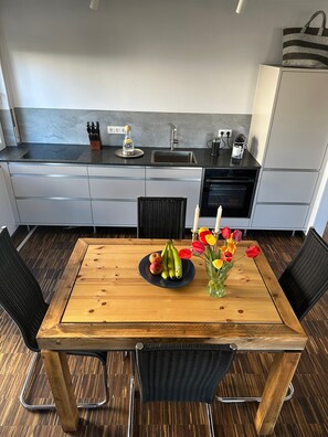Private kitchen - Studio G11 – Exclusive Apartment with Private Spa, Balcony, and Parking (Uhldingen-Mühlhofen)