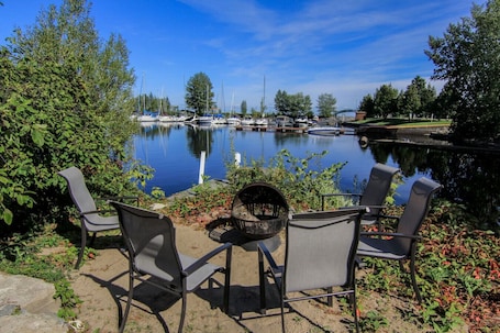 Property grounds. La Perle Rose du Lac-St-Jean