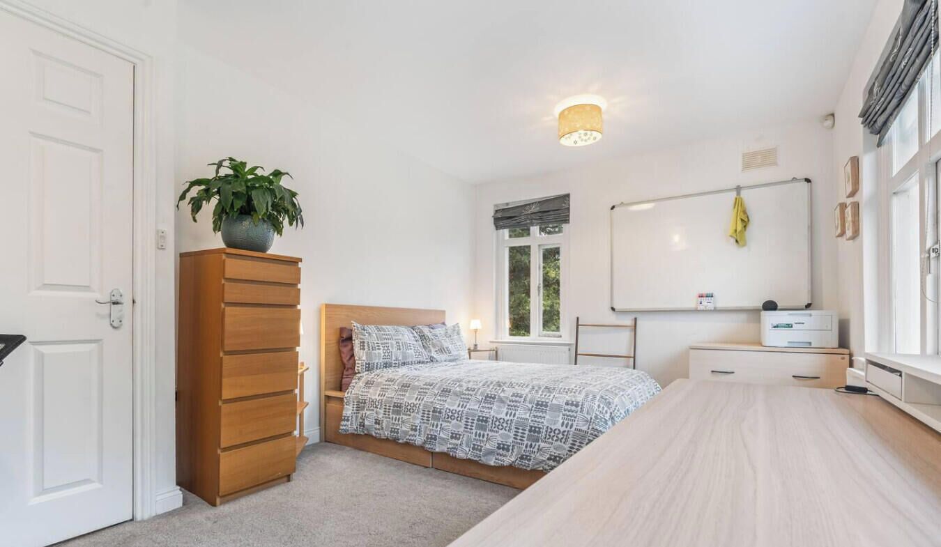 3 bedrooms, desk, WiFi, bed sheets