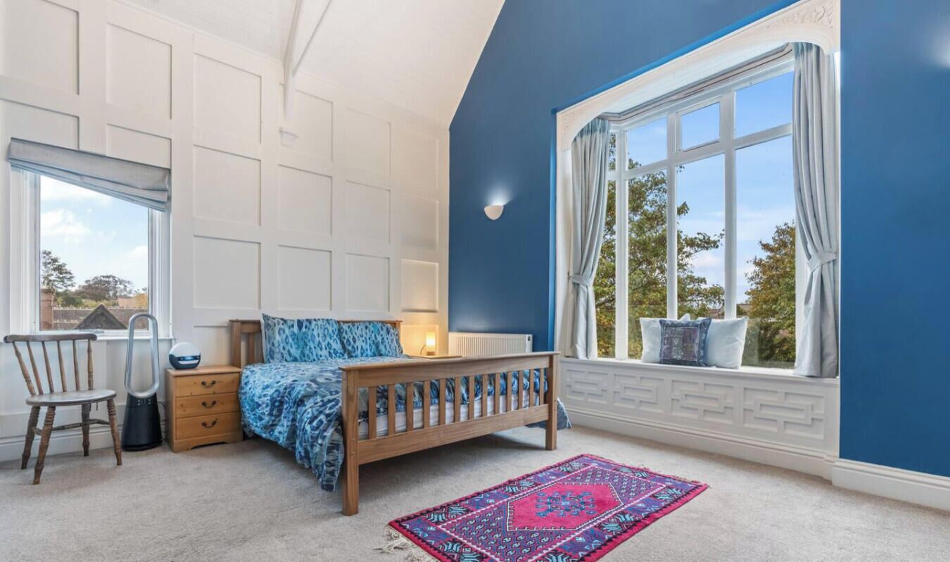 3 bedrooms, desk, WiFi, bed sheets