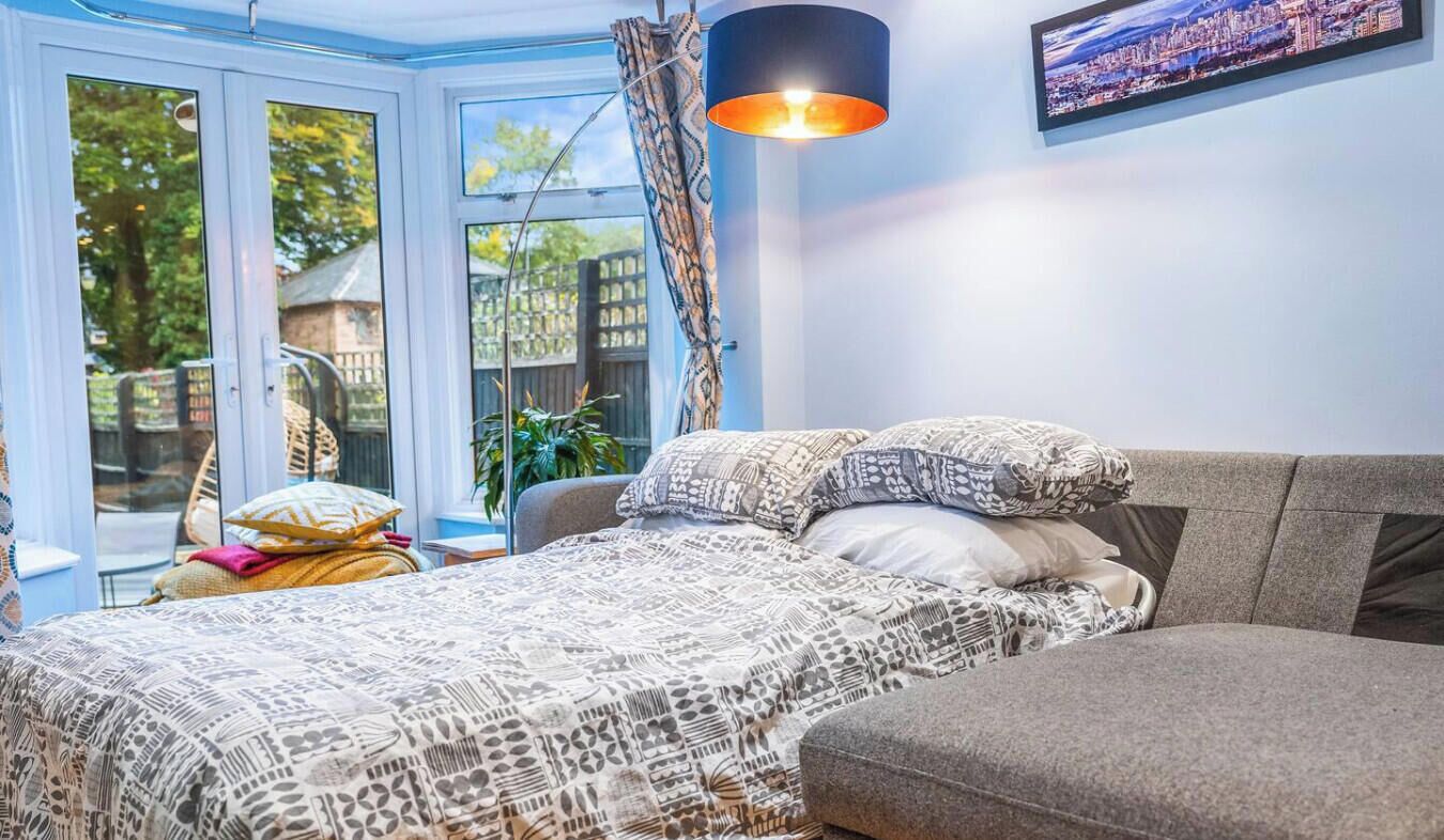 Desk, WiFi, bed sheets