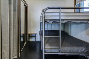 Bureau, fer et planche à repasser, lit de bébé portatif, Wi-Fi