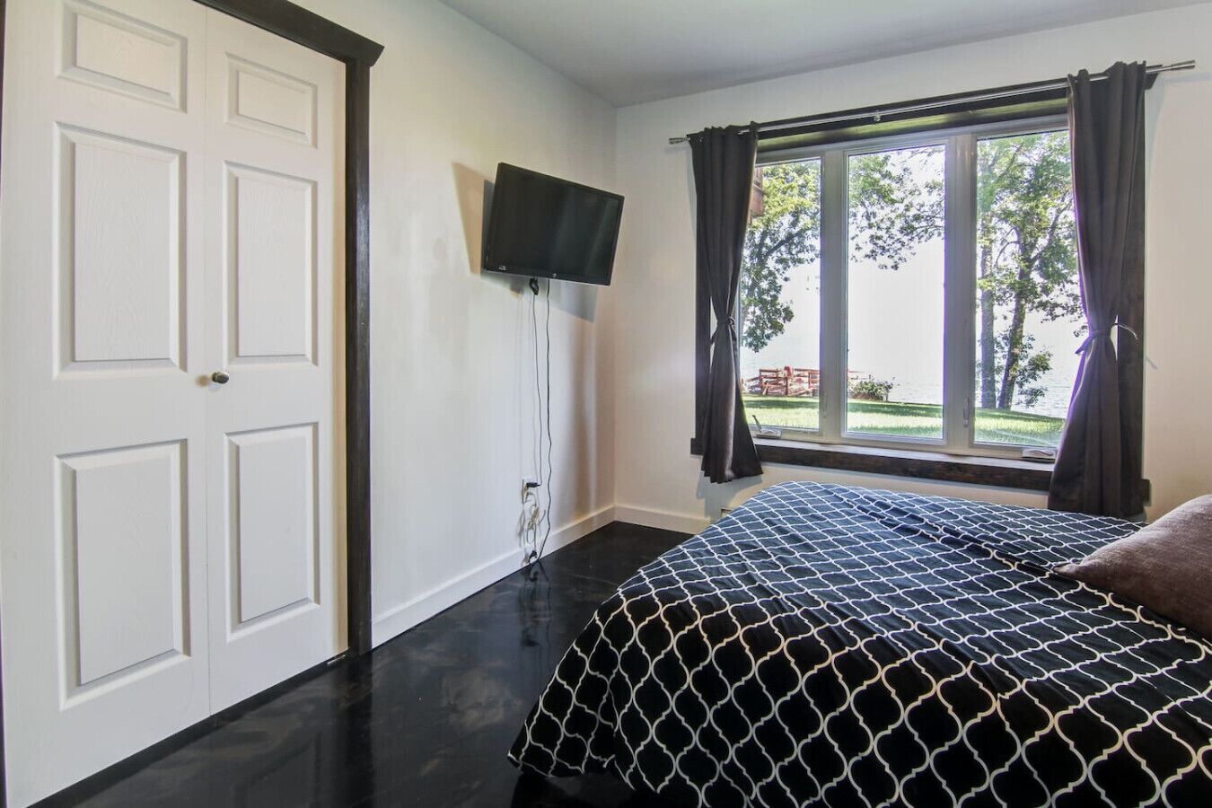 Desk, iron/ironing board, travel cot, WiFi