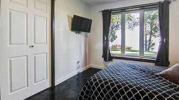 Desk, iron/ironing board, travel cot, WiFi