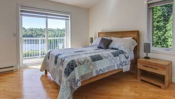 Desk, travel crib, WiFi, bed sheets