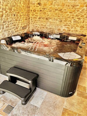 Indoor spa tub - Maison Le Nido- Escape & Relaxation (Orville)
